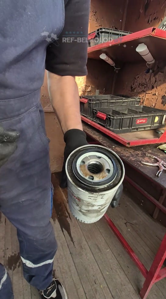 Filling a new reefer filter with clean diesel fuel