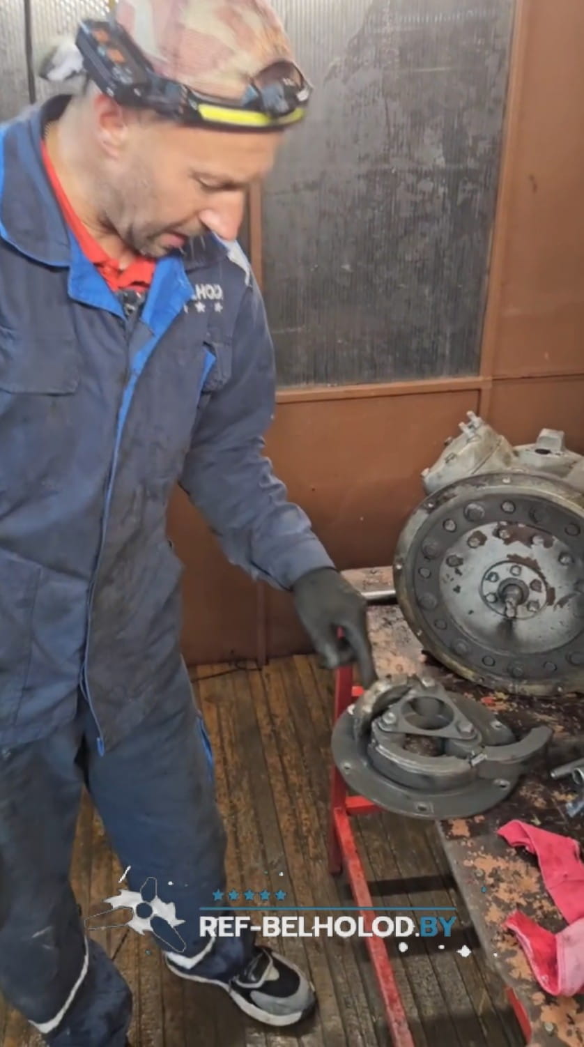 Dismantling Carrier Maxima 1300 compressor welded shaft