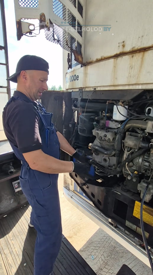 How to properly tighten the fuel filter on a Thermo King reefer