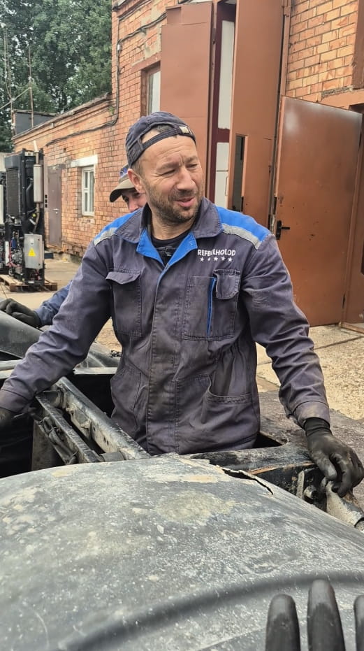 Connecting pneumatic and electrical lines to truck EBS modulator